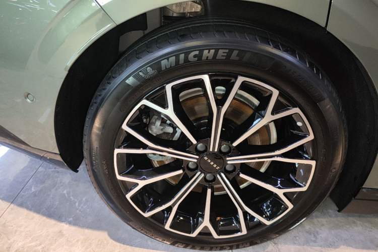 Used Zeekr 007 2025 Long-Range Rear-Wheel-Drive Intelligent Driving Version 100 kWh Right Rear Wheel Hub
