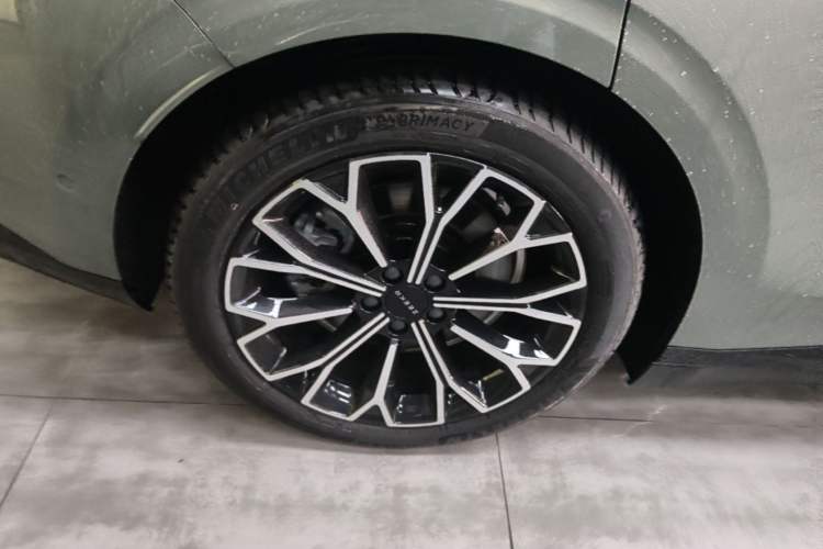 Used Zeekr 007 2025 Long-Range Rear-Wheel-Drive Intelligent Driving Version 100 kWh Right Rear Wheel Hub