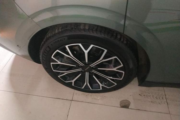 Used Zeekr 007 2025 Rear-Drive Intelligent Driving Version 75 kWh Right Rear Wheel Hub