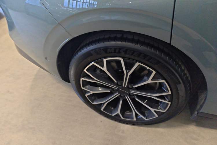 Used Zeekr 007 2025 Long-Range All-Wheel-Drive Intelligent Driving Version 100 kWh Right Rear Wheel Hub