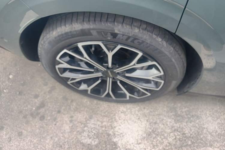 Used Zeekr 007 2025 Long-Range Rear-Wheel-Drive Intelligent Driving Version 100 kWh Right Rear Wheel Hub