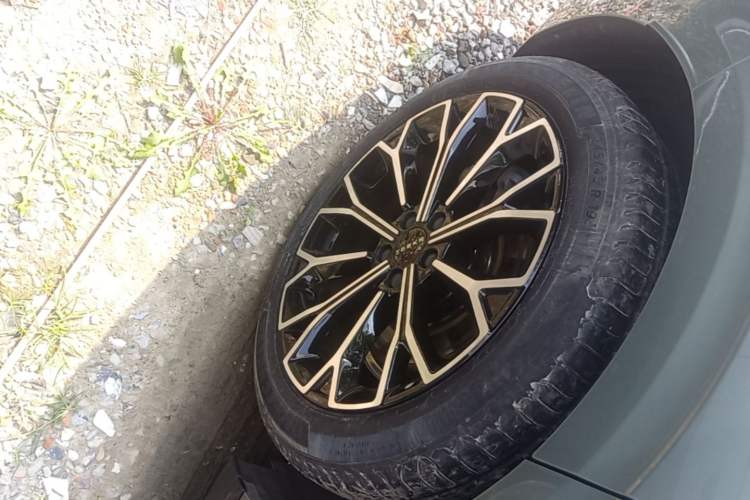 Used Zeekr 007 2025 Long-Range Rear-Wheel-Drive Intelligent Driving Version 100 kWh Right Rear Wheel Hub
