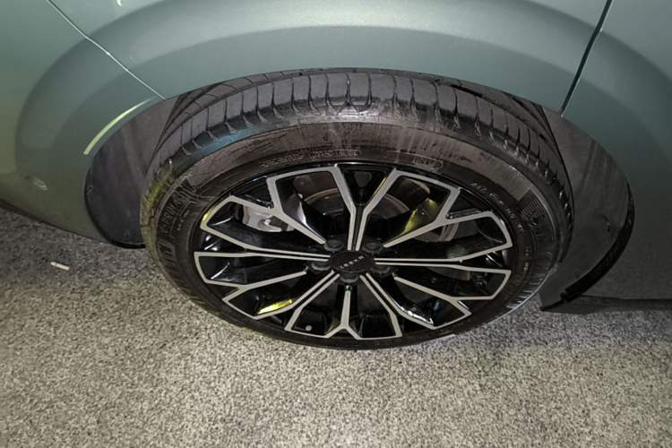 Used Zeekr 007 2025 Long-Range Rear-Wheel-Drive Intelligent Driving Version 100 kWh Right Rear Wheel Hub