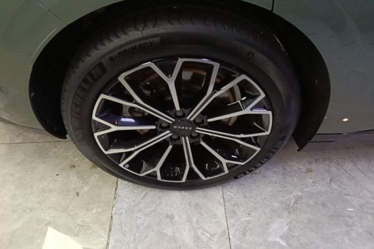 Used Zeekr 007 2025 Long-Range Rear-Wheel-Drive Intelligent Driving Version 100 kWh Right Rear Wheel Hub