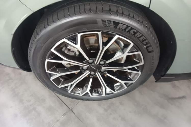 Used Zeekr 007 2025 Long-Range Rear-Wheel-Drive Intelligent Driving Version 100 kWh Right Rear Wheel Hub