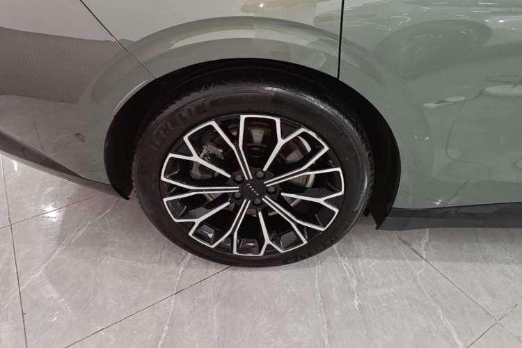 Used Zeekr 007 2025 Long-Range Rear-Wheel-Drive Intelligent Driving Version 100 kWh Right Rear Wheel Hub