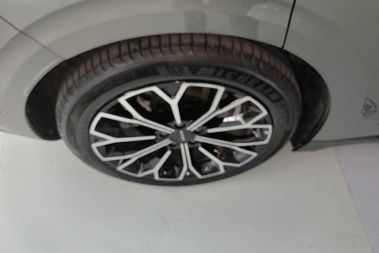 Used Zeekr 007 2025 Long-Range Rear-Wheel-Drive Intelligent Driving Version 100 kWh Right Rear Wheel Hub