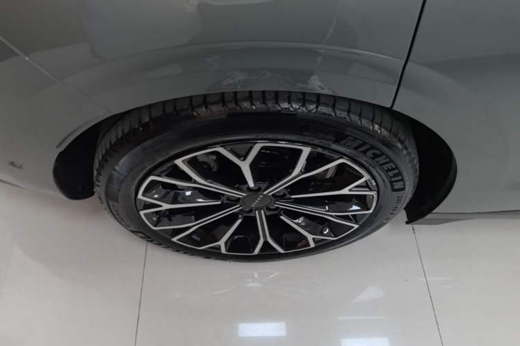 Used Zeekr 007 2025 Long-Range Rear-Wheel-Drive Intelligent Driving Version 100 kWh Right Rear Wheel Hub