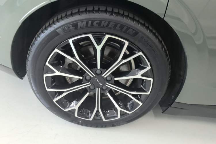 Used Zeekr 007 2025 Long-Range Rear-Wheel-Drive Intelligent Driving Version 100 kWh Right Rear Wheel Hub