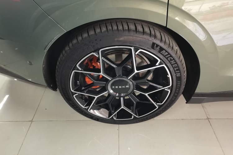 Used Zeekr 007 2025 Long-Range All-Wheel-Drive Intelligent Driving Version 100 kWh Right Rear Wheel Hub