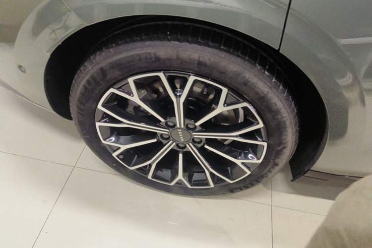Used Zeekr 007 2025 Long-Range Rear-Wheel-Drive Intelligent Driving Version 100 kWh Right Rear Wheel Hub