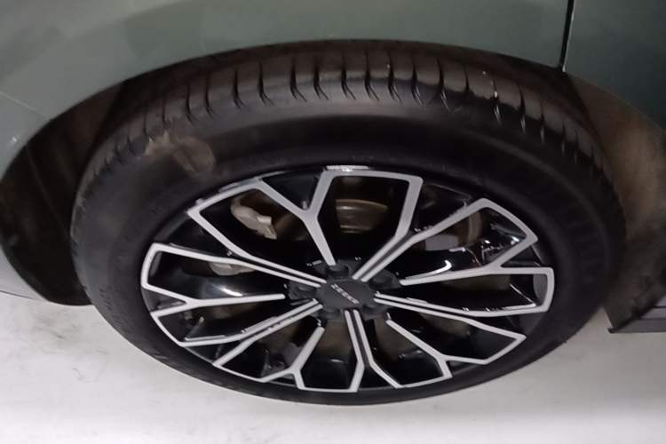 Used Zeekr 007 2025 Long-Range Rear-Wheel-Drive Intelligent Driving Version 100 kWh Right Rear Wheel Hub