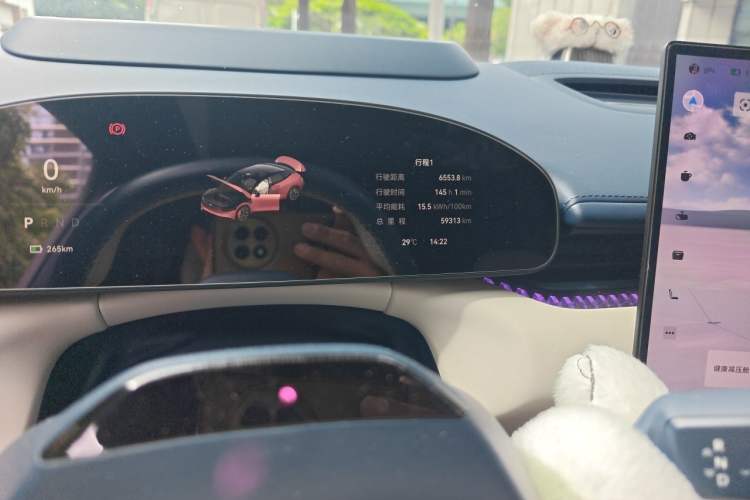 Used Zeekr 007 2025 Rear-Drive Intelligent Driving Version 75 kWh Odometer Close Up