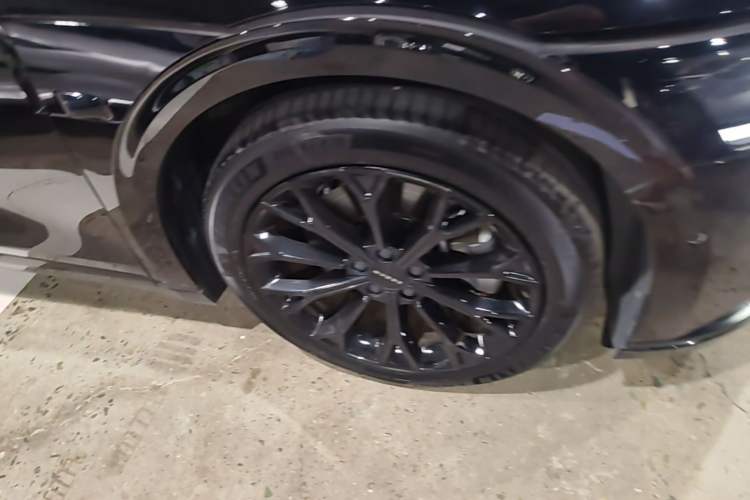Used Zeekr 007 2025 Long-Range Rear-Wheel-Drive Intelligent Driving Version 100 kWh Right Front Wheel Hub
