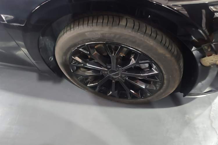 Used Zeekr 007 2025 Long-Range Rear-Wheel-Drive Intelligent Driving Version 100 kWh Right Front Wheel Hub