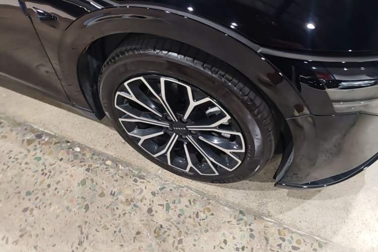 Used Zeekr 007 2025 Long-Range Rear-Wheel-Drive Intelligent Driving Version 100 kWh Right Front Wheel Hub