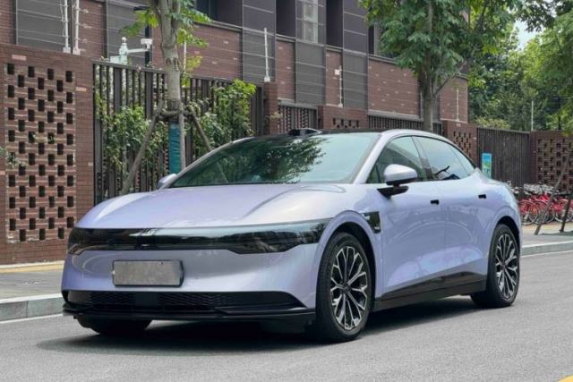 Zeekr 007 2025 Four-Wheel Drive Intelligent Driving Version 75 kWh مستعملة
