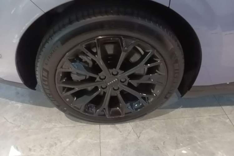Used Zeekr 007 2025 Four-Wheel Drive Intelligent Driving Version 75 kWh Right Rear Wheel Hub