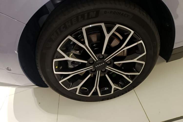 Used Zeekr 007 2025 Rear-Drive Intelligent Driving Version 75 kWh Right Rear Wheel Hub