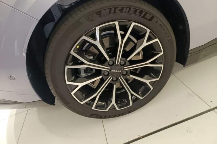 Used Zeekr 007 2025 Rear-Drive Intelligent Driving Version 75 kWh Right Rear Wheel Hub