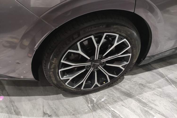 Used Zeekr 007 2025 Rear-Drive Intelligent Driving Version 75 kWh Right Rear Wheel Hub