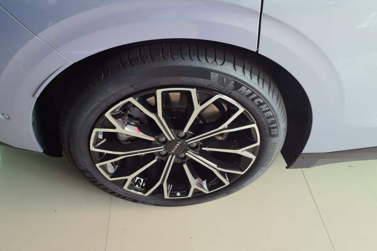 Used Zeekr 007 2025 Rear-Drive Intelligent Driving Version 75 kWh Right Rear Wheel Hub