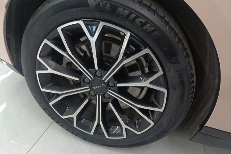 Used Zeekr 007 2025 Rear-Drive Intelligent Driving Version 75 kWh Right Rear Wheel Hub