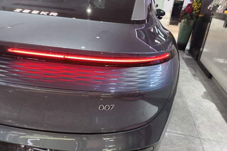 Used Zeekr 007 2025 Long-Range Rear-Wheel-Drive Intelligent Driving Version 100 kWh Right Rear Taillight