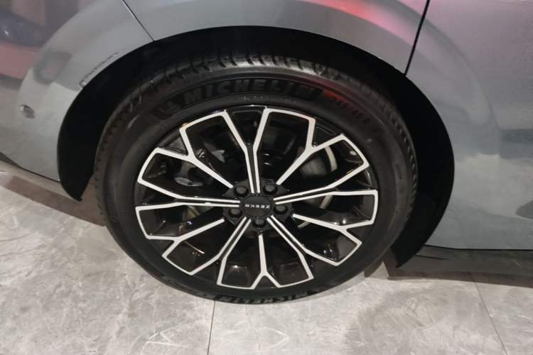 Used Zeekr 007 2025 Long-Range Rear-Wheel-Drive Intelligent Driving Version 100 kWh Right Rear Wheel Hub