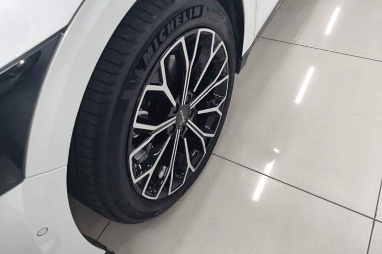 Used Zeekr 007 2025 Long-Range Rear-Wheel-Drive Intelligent Driving Version 100 kWh Left Front Wheel Hub