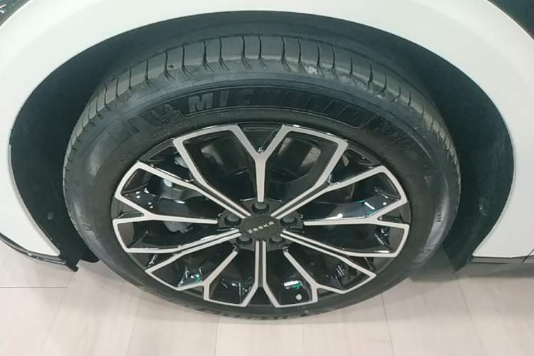 Used Zeekr 007 2025 Long-Range Rear-Wheel-Drive Intelligent Driving Version 100 kWh Left Front Wheel Hub