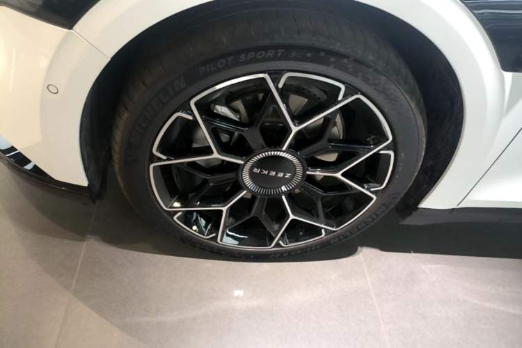 Used Zeekr 007 2025 Long-Range Rear-Wheel-Drive Intelligent Driving Version 100 kWh Left Front Wheel Hub