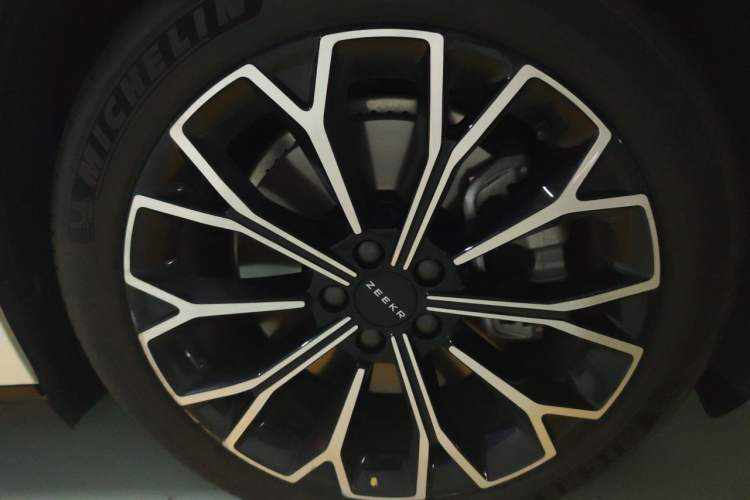 Used Zeekr 007 2025 Rear-Drive Intelligent Driving Version 75 kWh Right Front Wheel Hub