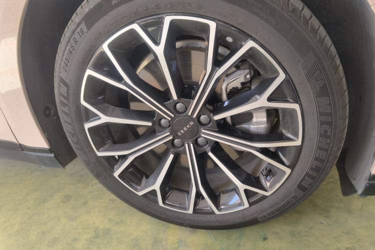 Used Zeekr 007 2025 Rear-Drive Intelligent Driving Version 75 kWh Right Front Wheel Hub