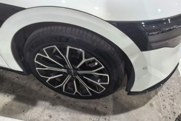 Used Zeekr 007 2025 Long-Range Rear-Wheel-Drive Intelligent Driving Version 100 kWh Right Front Wheel Hub