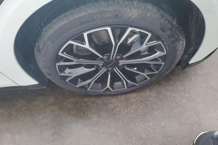 Used Zeekr 007 2025 Long-Range Rear-Wheel-Drive Intelligent Driving Version 100 kWh Right Front Wheel Hub