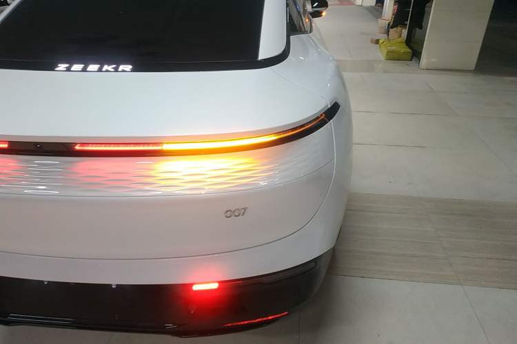 Used Zeekr 007 2025 Long-Range Rear-Wheel-Drive Intelligent Driving Version 100 kWh Right Rear Taillight