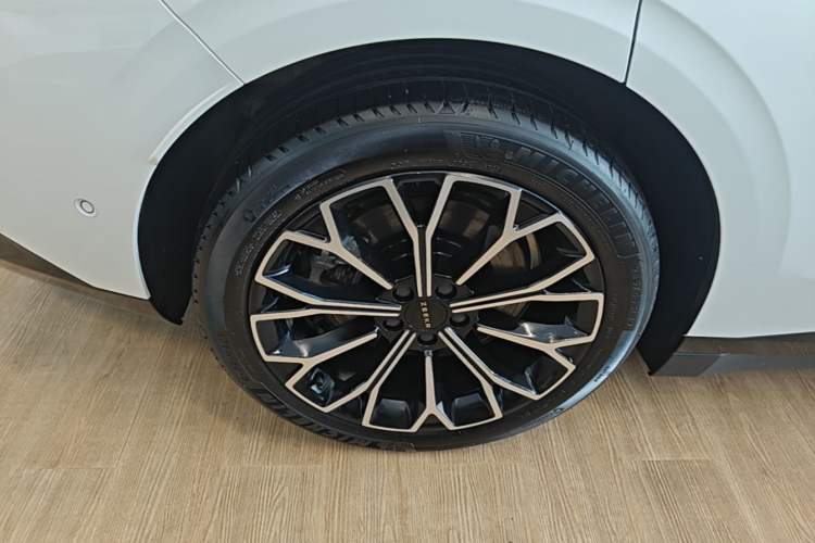 Used Zeekr 007 2025 Rear-Drive Intelligent Driving Version 75 kWh Right Rear Wheel Hub