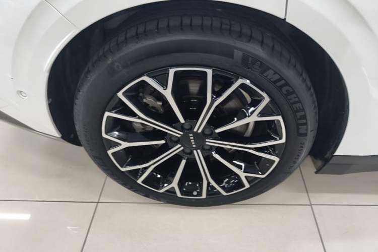 Used Zeekr 007 2025 Long-Range Rear-Wheel-Drive Intelligent Driving Version 100 kWh Right Rear Wheel Hub
