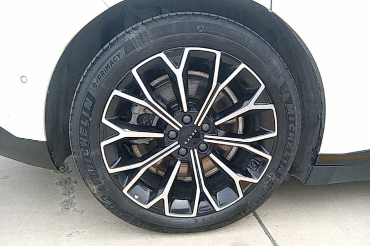 Used Zeekr 007 2025 Long-Range Rear-Wheel-Drive Intelligent Driving Version 100 kWh Right Rear Wheel Hub