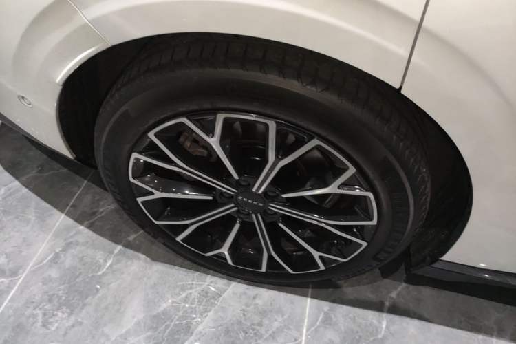Used Zeekr 007 2025 Rear-Drive Intelligent Driving Version 75 kWh Right Rear Wheel Hub