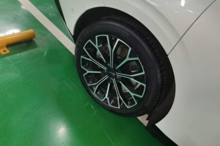Used Zeekr 007 2025 Long-Range Rear-Wheel-Drive Intelligent Driving Version 100 kWh Right Rear Wheel Hub