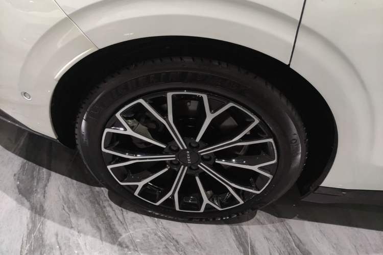 Used Zeekr 007 2025 Rear-Drive Intelligent Driving Version 75 kWh Right Rear Wheel Hub