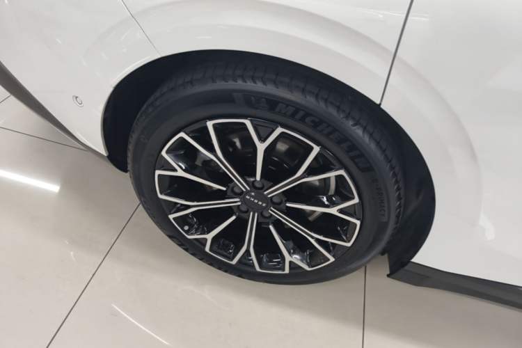 Used Zeekr 007 2025 Long-Range Rear-Wheel-Drive Intelligent Driving Version 100 kWh Right Rear Wheel Hub