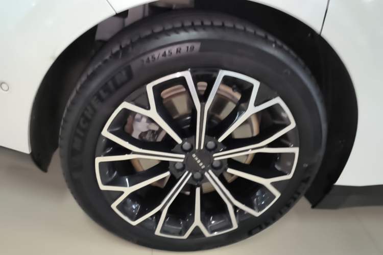 Used Zeekr 007 2025 Rear-Drive Intelligent Driving Version 75 kWh Right Rear Wheel Hub