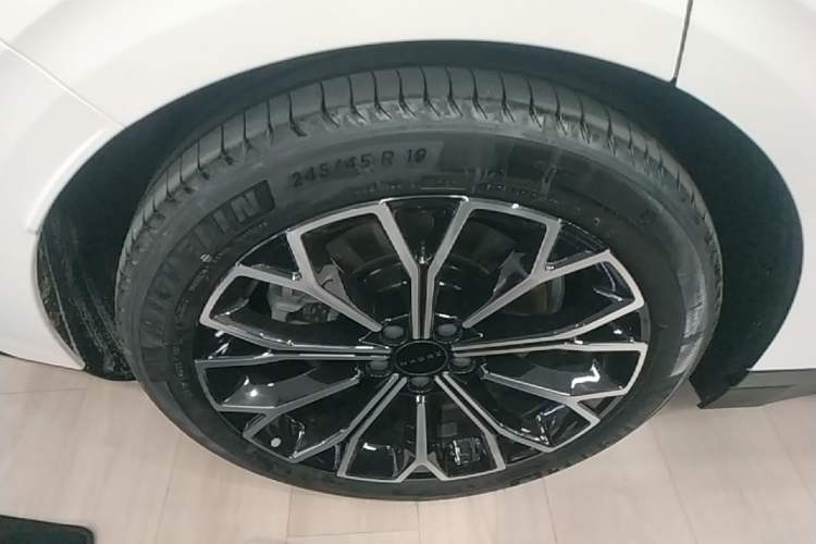 Used Zeekr 007 2025 Long-Range Rear-Wheel-Drive Intelligent Driving Version 100 kWh Right Rear Wheel Hub