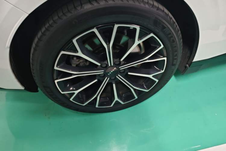 Used Zeekr 007 2025 Rear-Drive Intelligent Driving Version 75 kWh Right Rear Wheel Hub