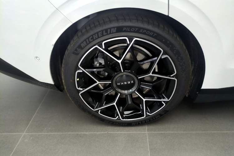 Used Zeekr 007 2025 Long-Range Rear-Wheel-Drive Intelligent Driving Version 100 kWh Right Rear Wheel Hub