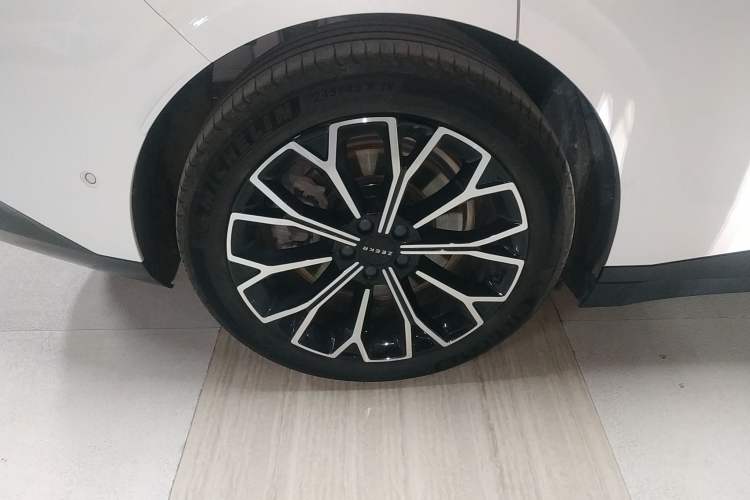 Used Zeekr 007 2025 Long-Range Rear-Wheel-Drive Intelligent Driving Version 100 kWh Right Rear Wheel Hub
