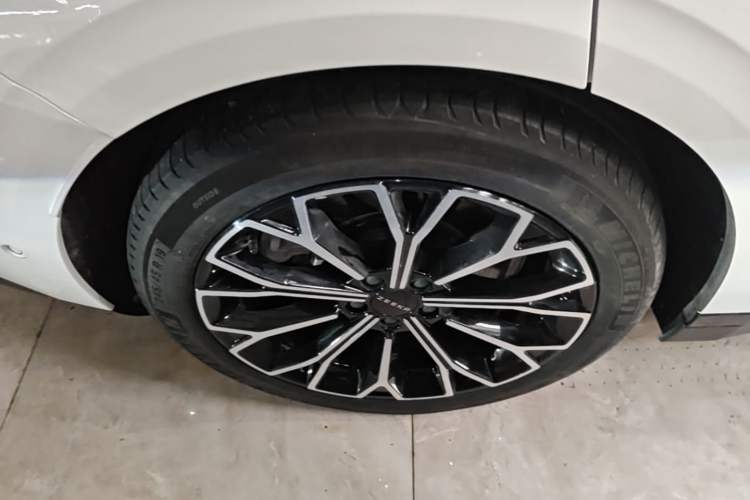 Used Zeekr 007 2025 Long-Range Rear-Wheel-Drive Intelligent Driving Version 100 kWh Right Rear Wheel Hub